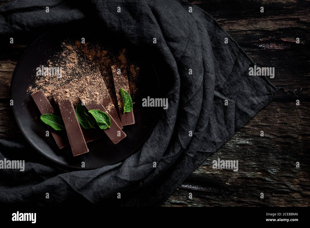 Schokolade mit Minze auf dunklem Hintergrund Stockfoto