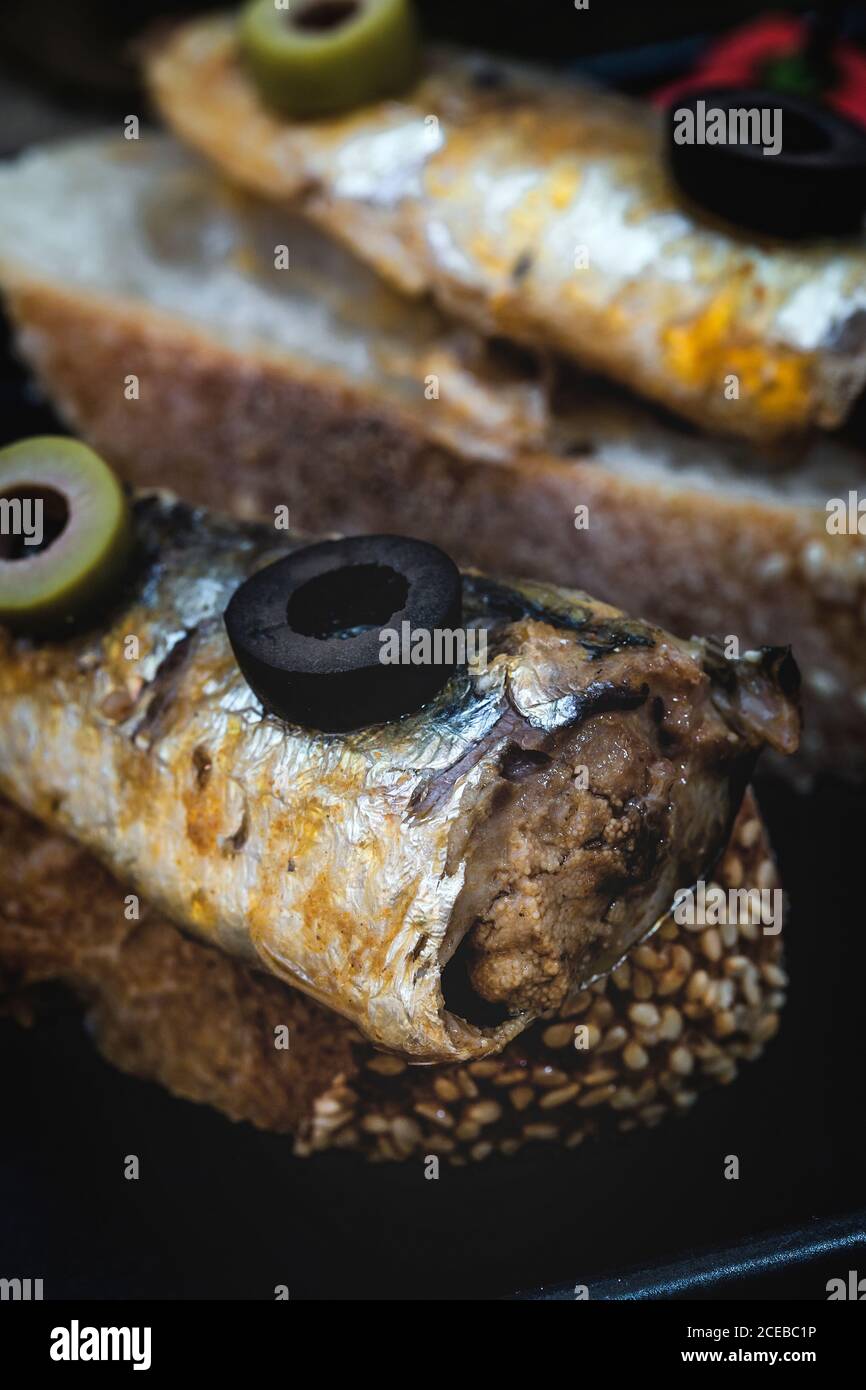 Brot mit Fischkonserven und Oliven Stockfoto