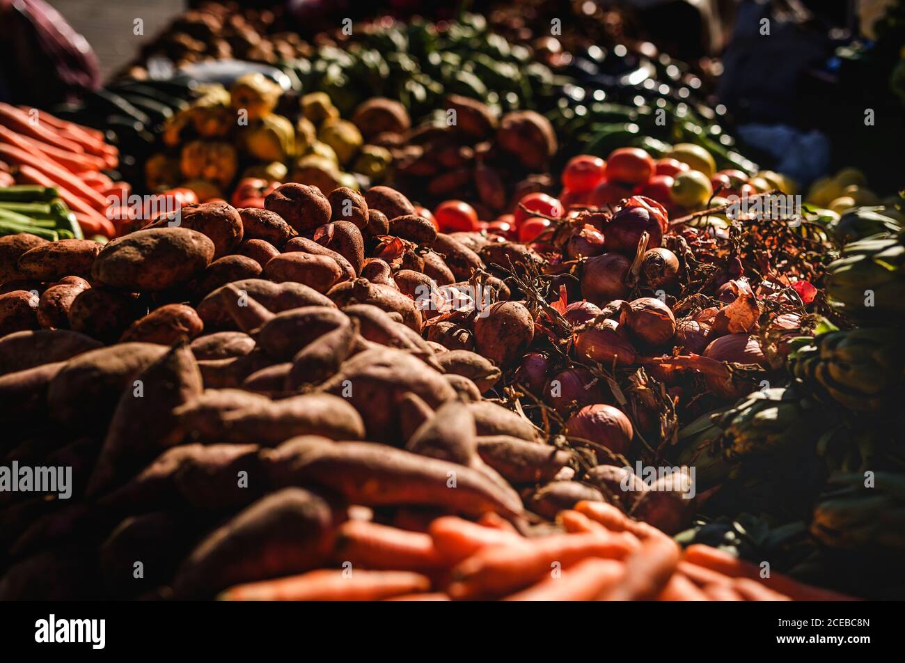 Imbissstände auf der Straße. Gemüse, Obst, Stockfoto