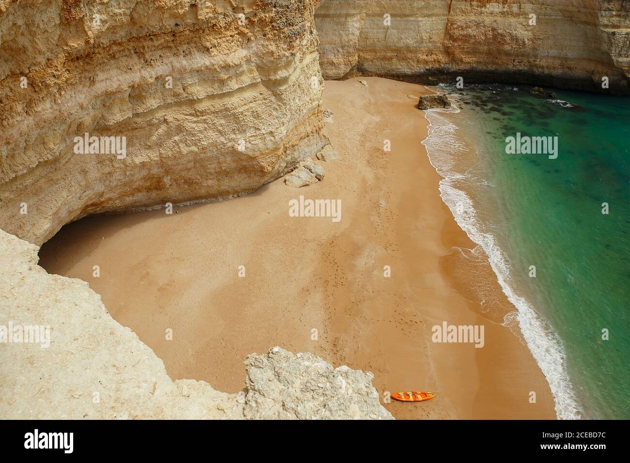 Kanu auf dem Strand, Küste der Algarve. Stockfoto