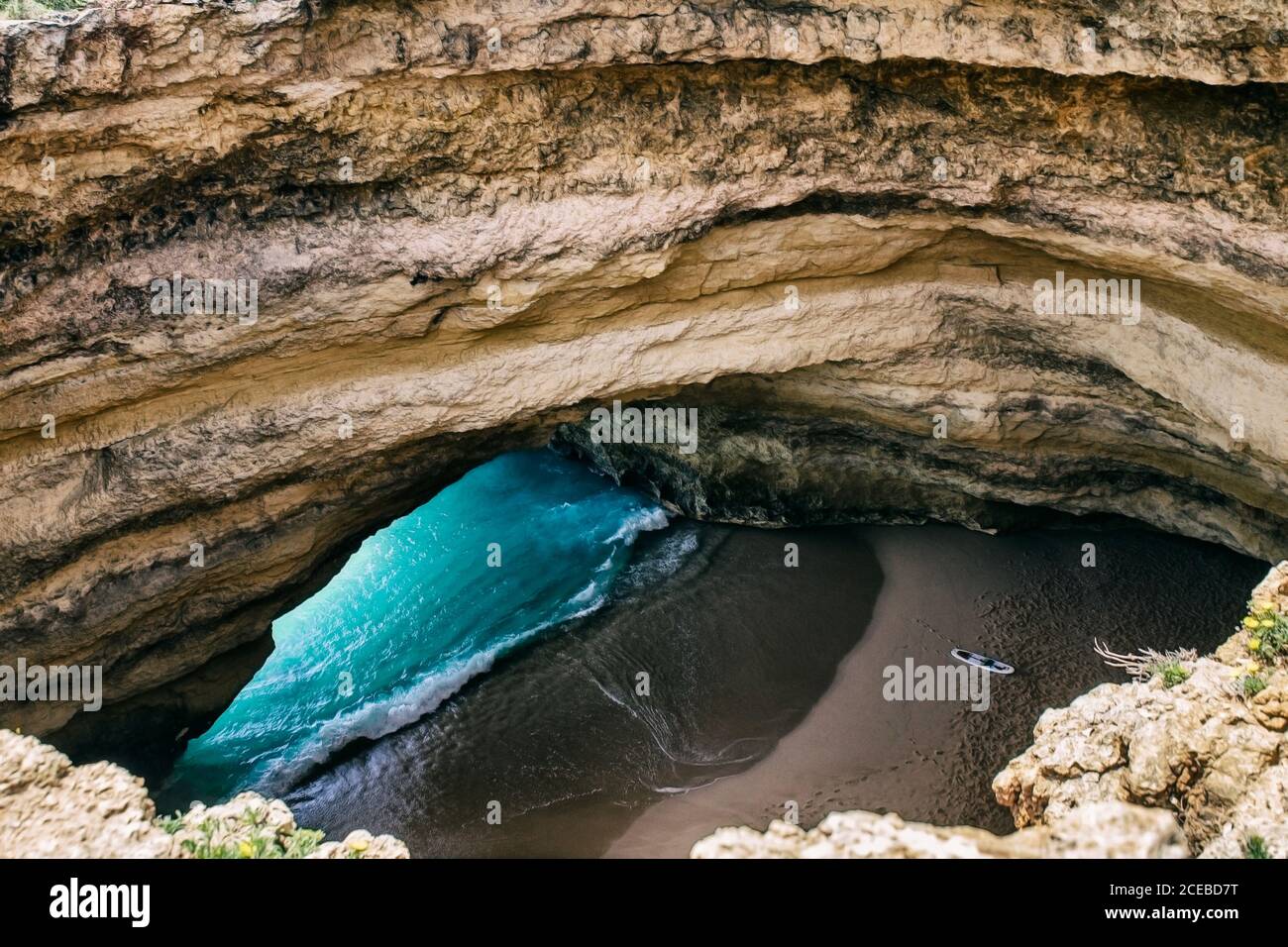 Loch in den Felsen, portugiesische Küste Stockfoto