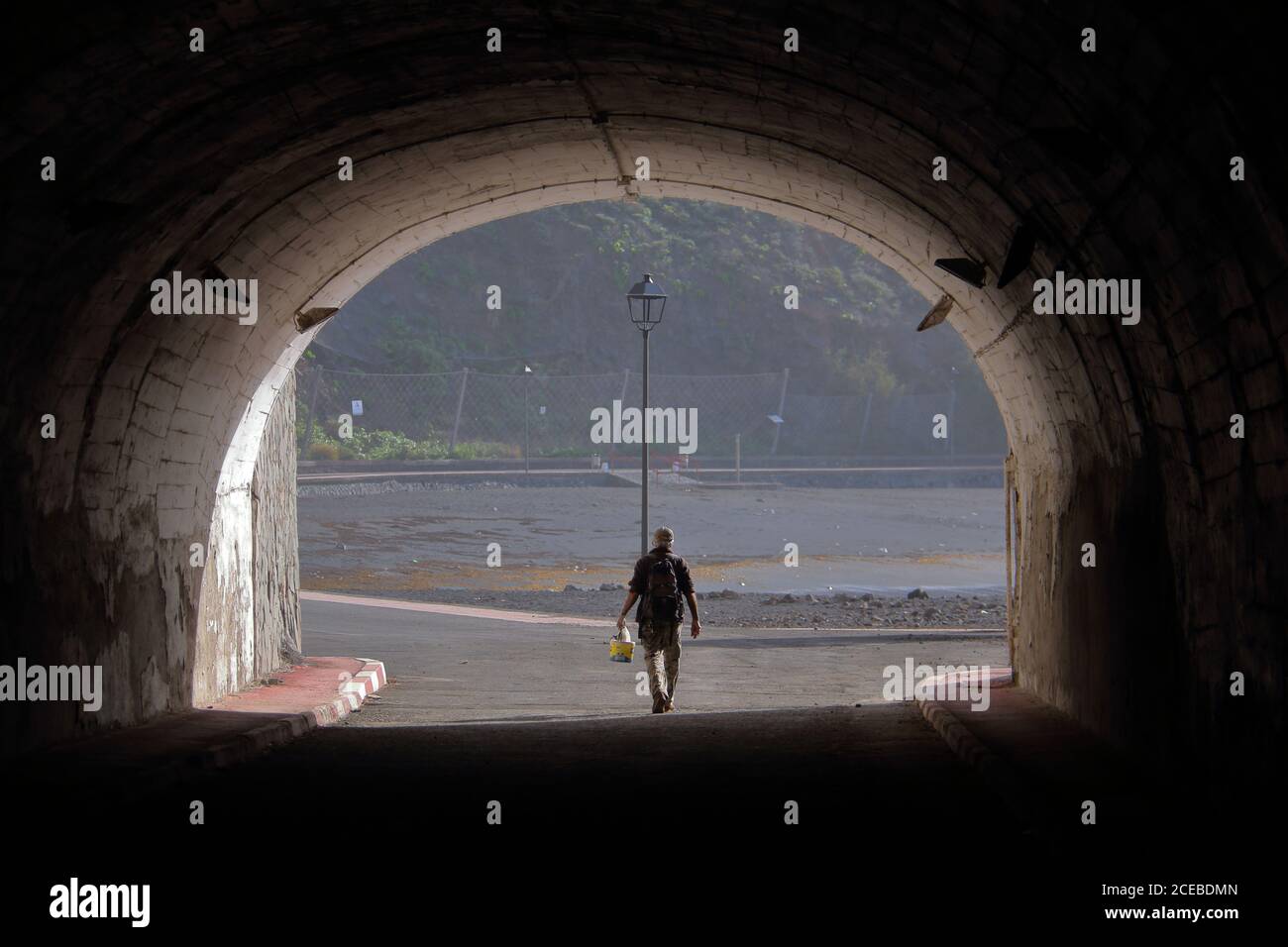 Silhouette eines Mannes in einem Tunnel Stockfoto
