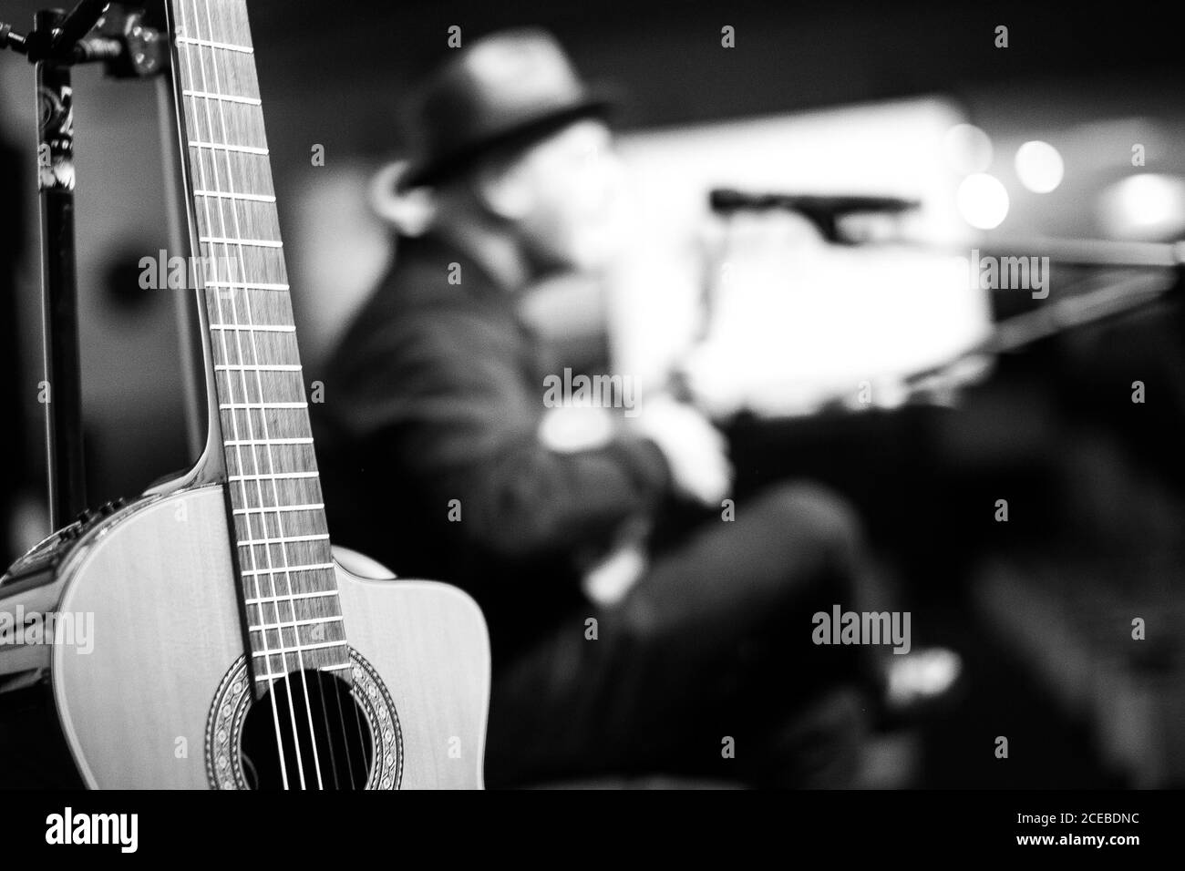Anonymer Musiker spielt Gitarre auf der Bühne Stockfoto