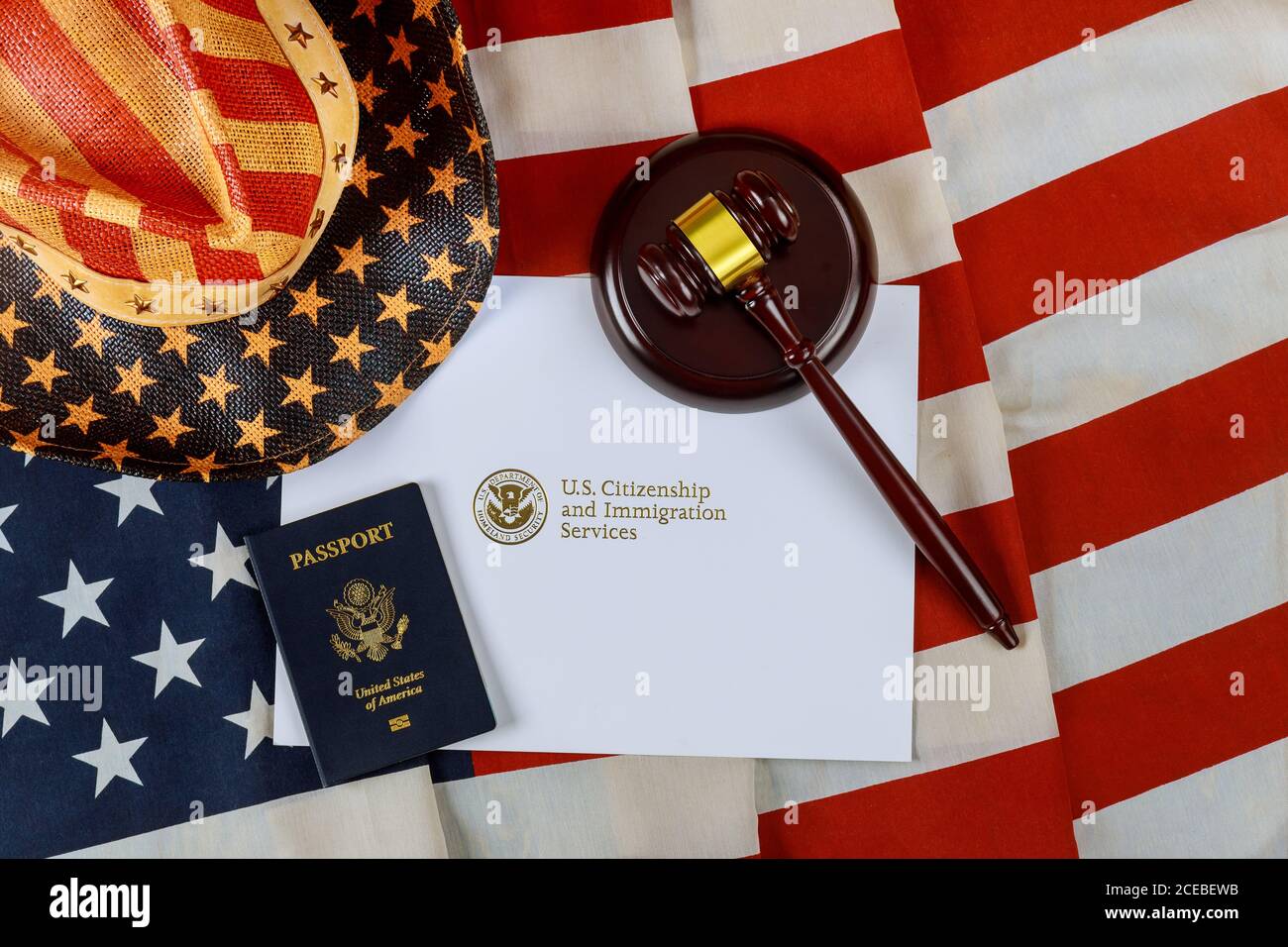 US-Abschiebung Immigration Justiz und Gesetz Konzept amerikanische Flagge Offizieller Department USCIS Department of Homeland Security United States Citizenship Immigration Dienstleistungen Stockfoto