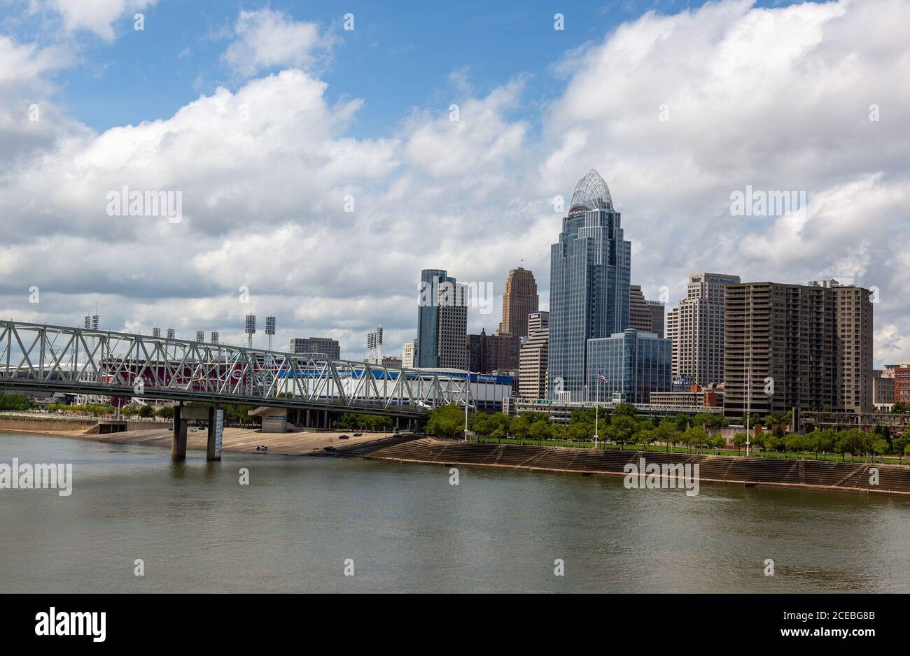 Die Skyline von Cincinnati erhebt sich an einem bewölkten Tag über die Taylor Southgate Bridge hinaus. Stockfoto