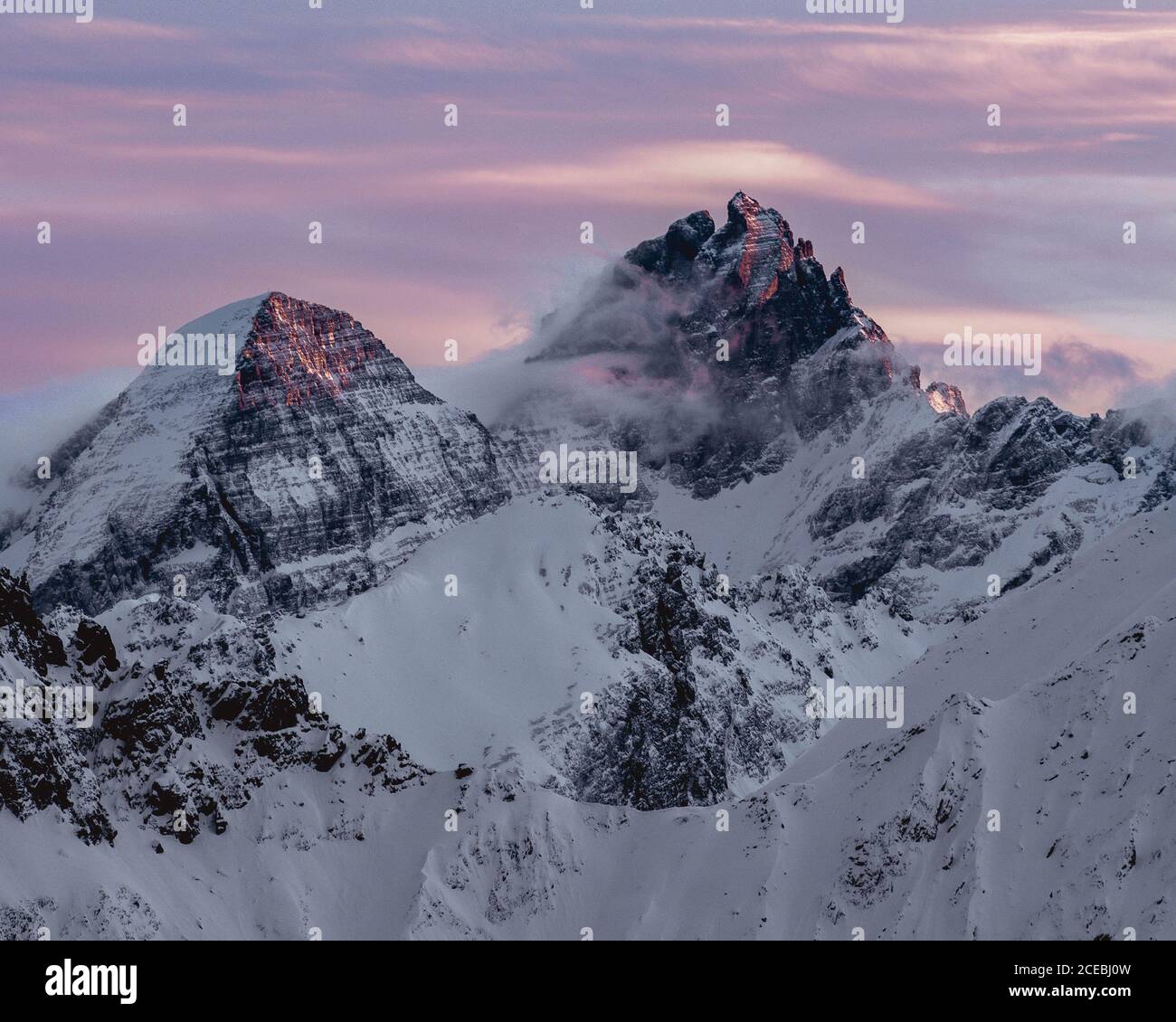 Blick auf den schönen hohen Gipfel mit Schnee bei Tageslicht bedeckt. Stockfoto