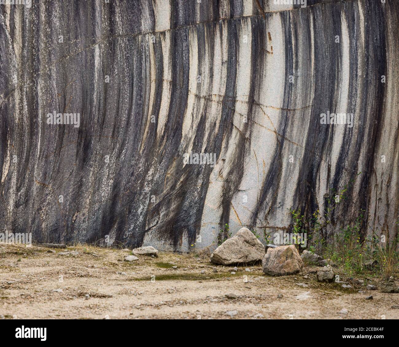 Glatte Oberfläche der Steinmauer des Steinbruchs Porrino in Galicien, Spanien Stockfoto