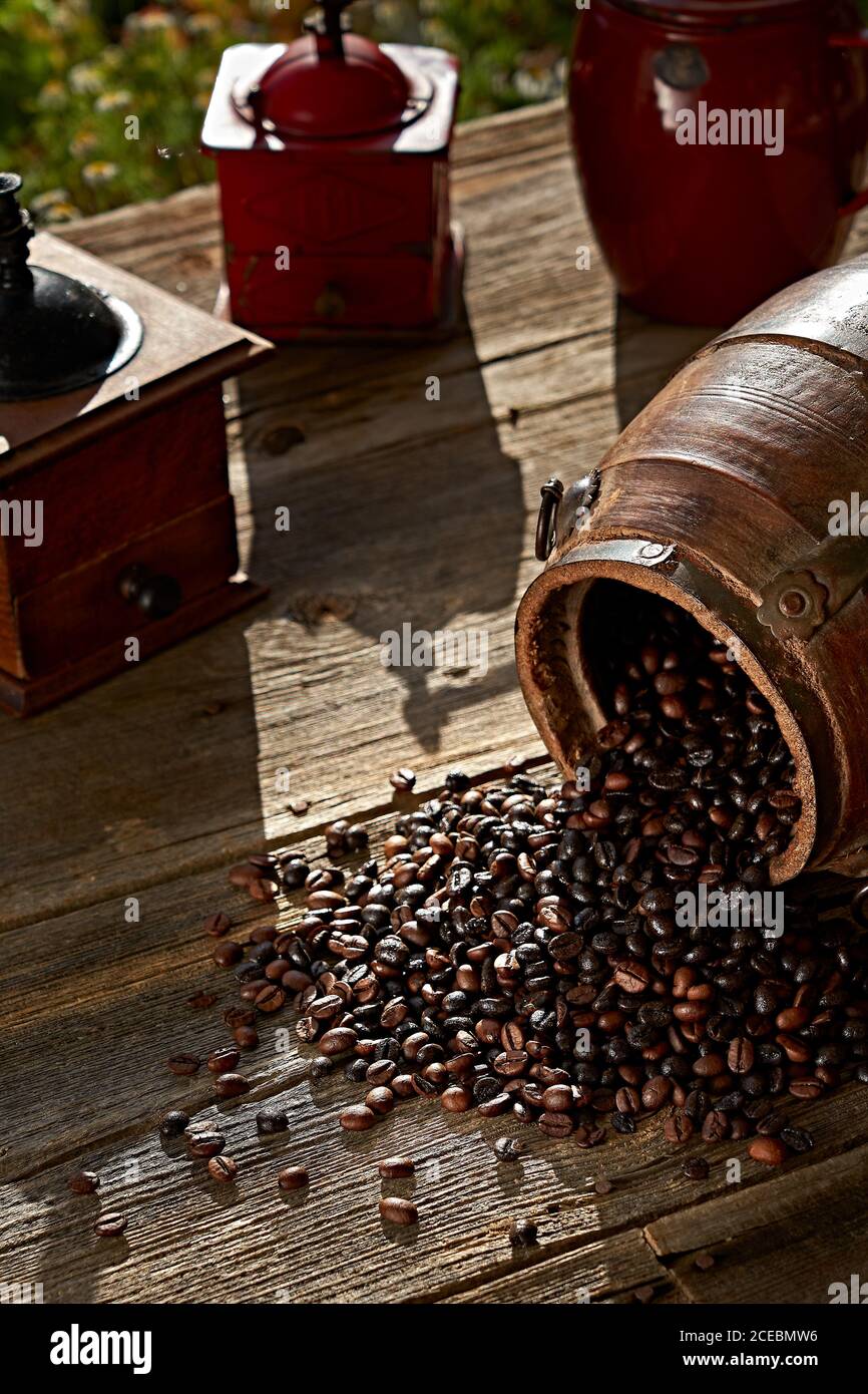 Kaffeebohnen und Vintage-Mühle Stockfoto