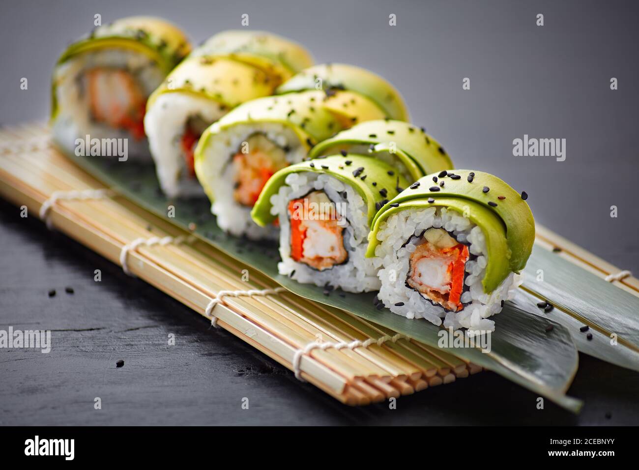 Köstliche Stücke von kalifornischem Sushi mit Avocado Stockfoto