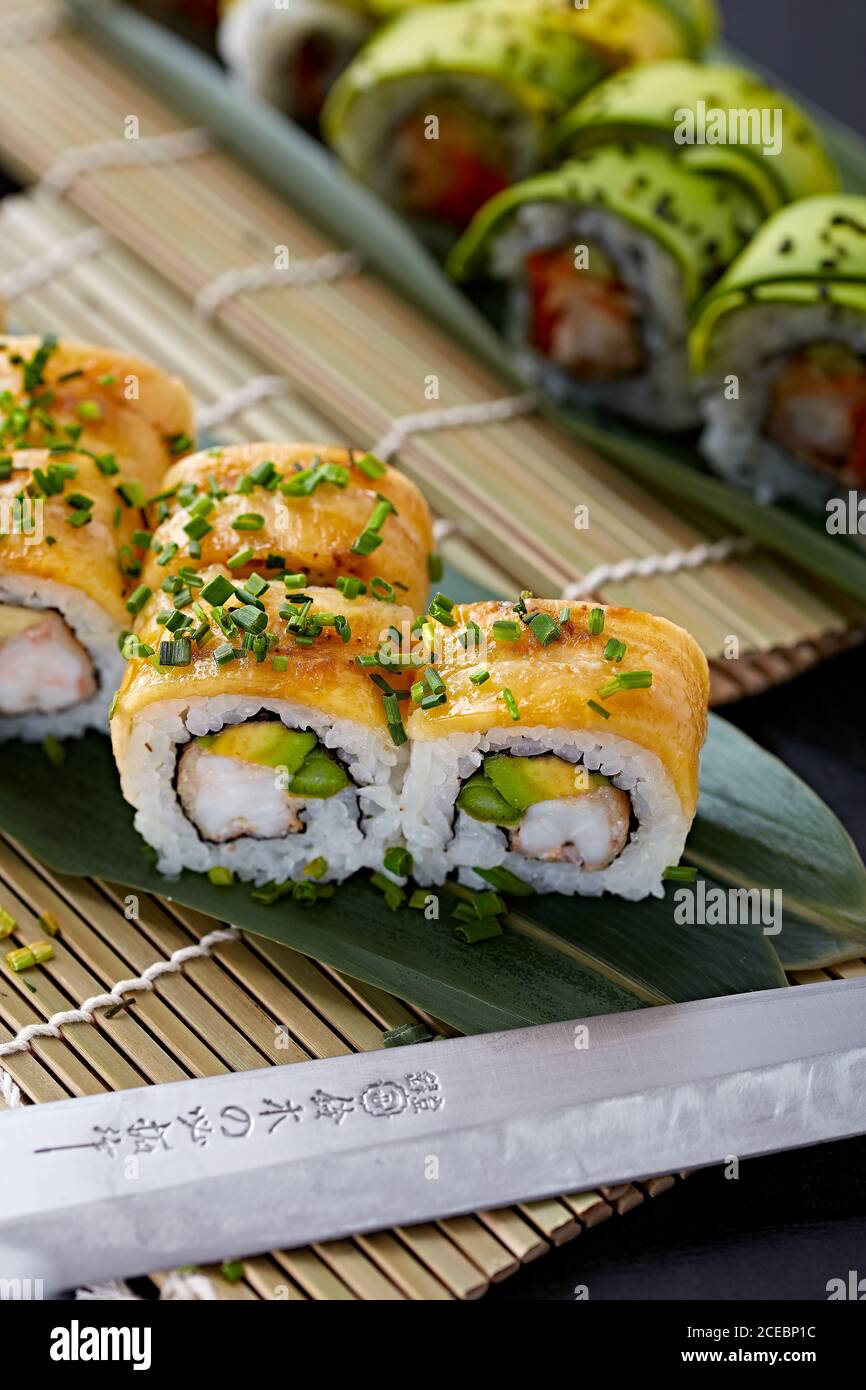 Köstliche Stücke von kalifornischem Sushi mit Avocado Stockfoto