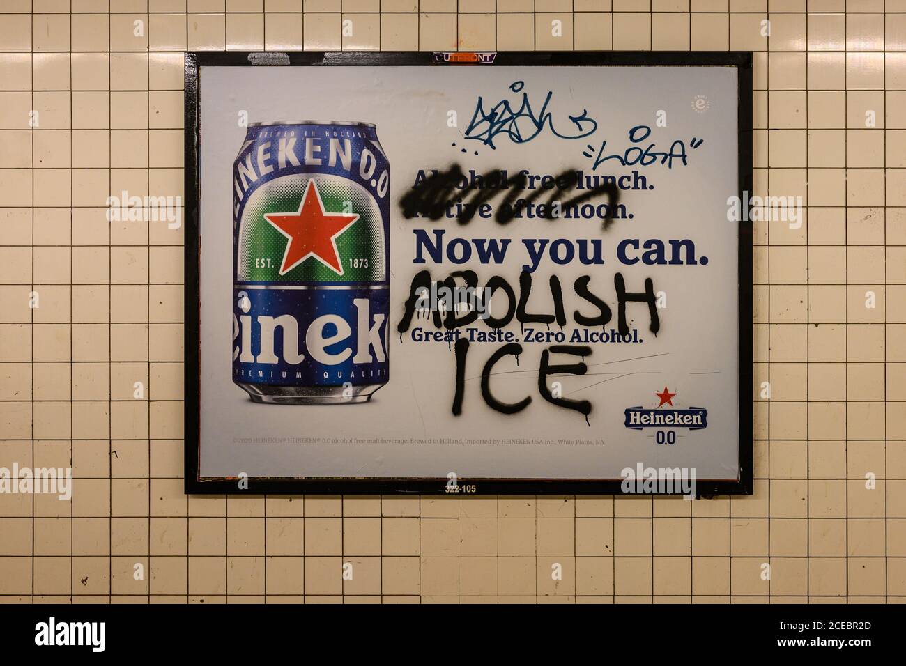 Eine Heineken-Anzeige in der NYC U-Bahn entstellte zu sagen „Jetzt können Sie ICE abschaffen“ Stockfoto