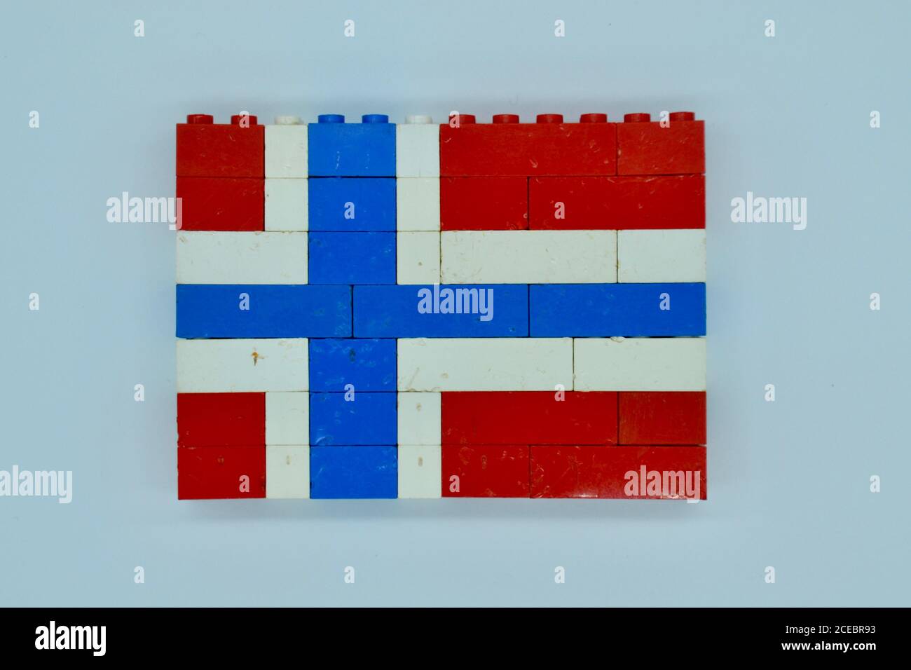 Nationalflagge von Norwegen aus Kunststoff vintage altmodisch lego Steine in einer Wand gemacht und in einem erschossen studio-Einstellung mit weißem Hintergrund Stockfoto