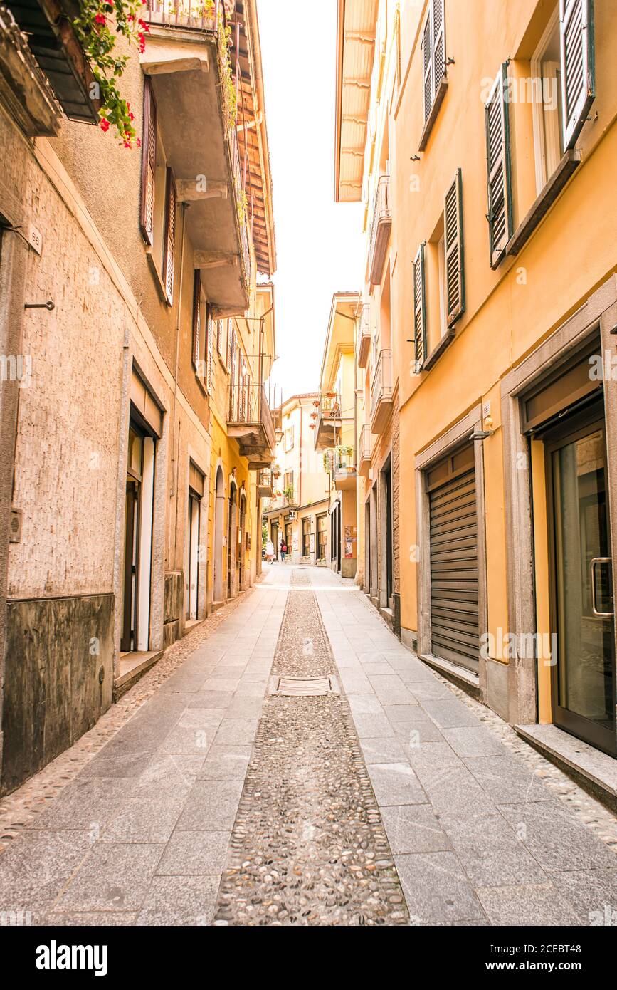 Bellagio. Comer See. Italien - 21. Juli 2019: Alte schmale Straße in Bellagio mit Geschäften. Italien. Europa. Stockfoto