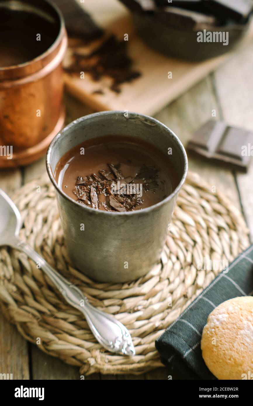 Tasse heiße Schokolade mit Schokoladenstückchen Belag Stockfoto