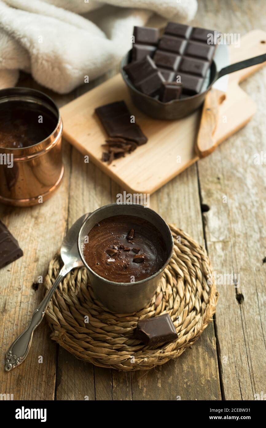 Tasse heiße Schokolade mit Schokolade Brocken Topping auf ein Holzoberfläche Stockfoto