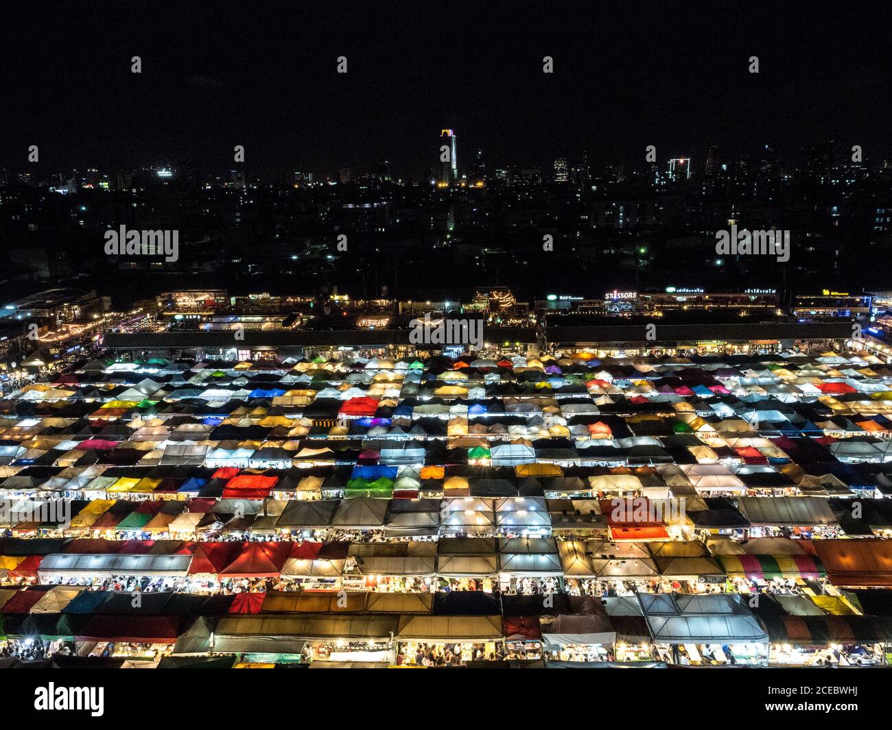 Bangkok, Thailand, Südostasien - Talat Rod Fai, oder Train Night Market. Zelte in Regenbogenfarben. Kaleidoskop von Farben machen bunte Ansicht. Stockfoto