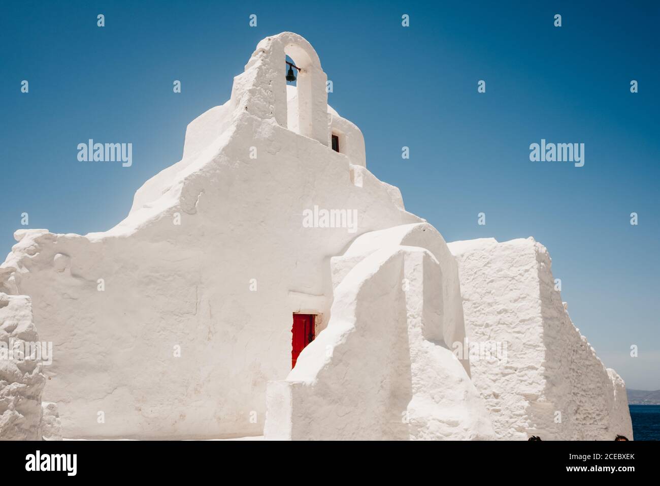 Altes weißes Felsgebäude auf himmlischem Hintergrund auf Mykonos Stockfoto