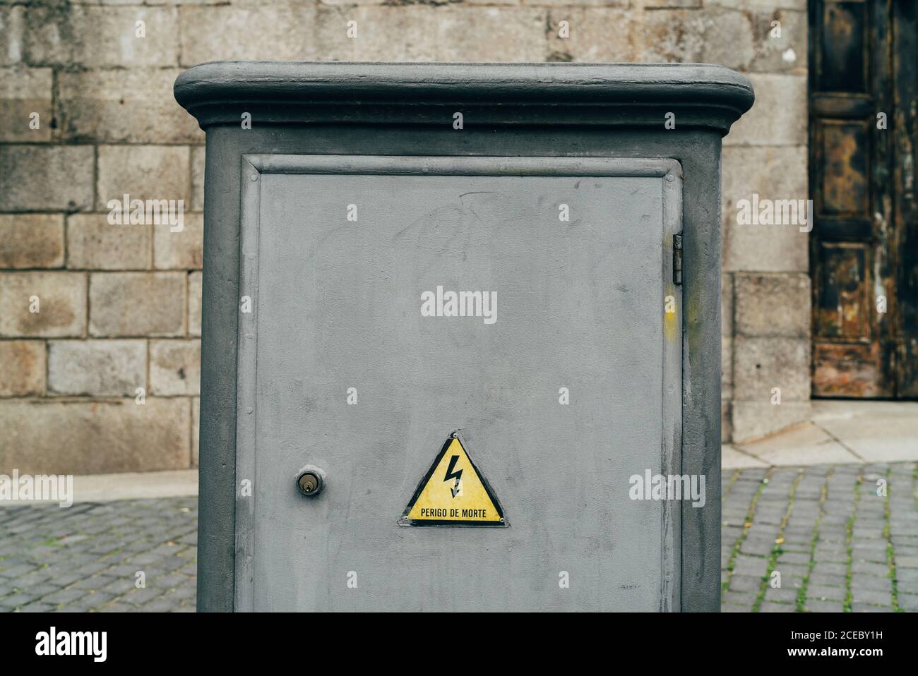 Grauer Elektriker-Kasten auf der Stadtstraße. Stockfoto