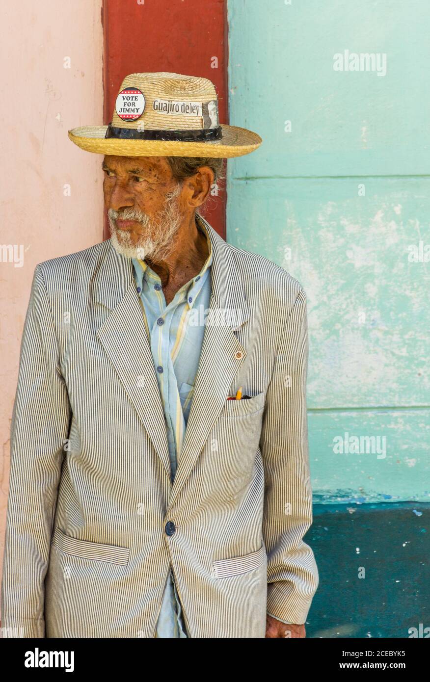 Havanna, Kuba - November, 22 2012: Älterer Mann im Hut, der auf einem bunten Wandhintergrund in einer Stadtstraße wegschaut Stockfoto