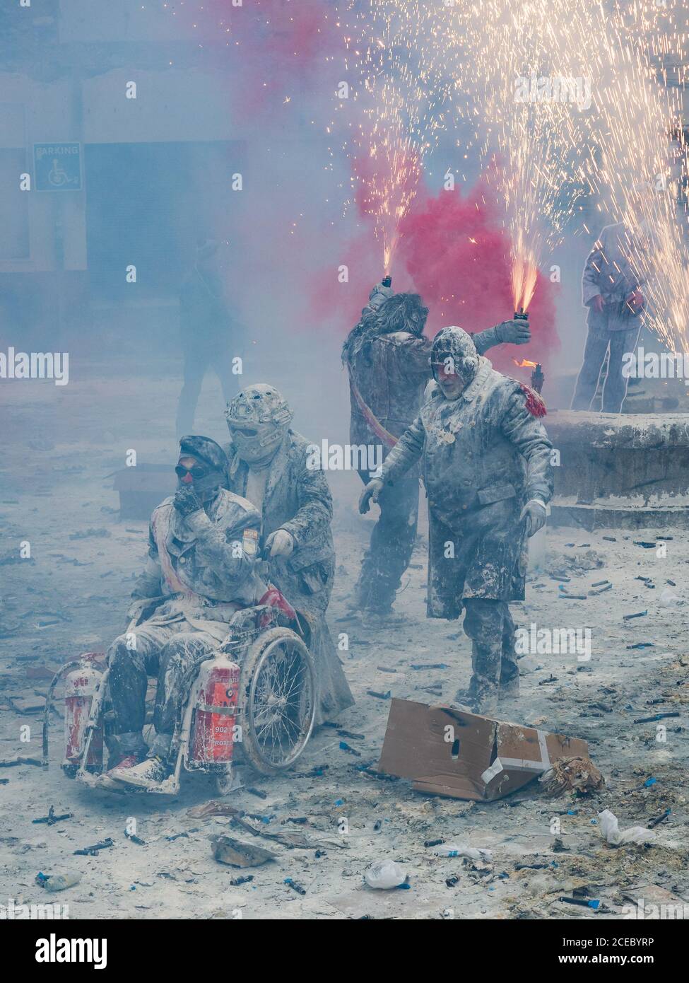 IBI, Spanien - Dezember, 28 2018: Gruppe von Menschen mit Pyrotechnik feiert Sieg in traditionellen Els Enfarinats Festival auf der Straße der Stadt Stockfoto