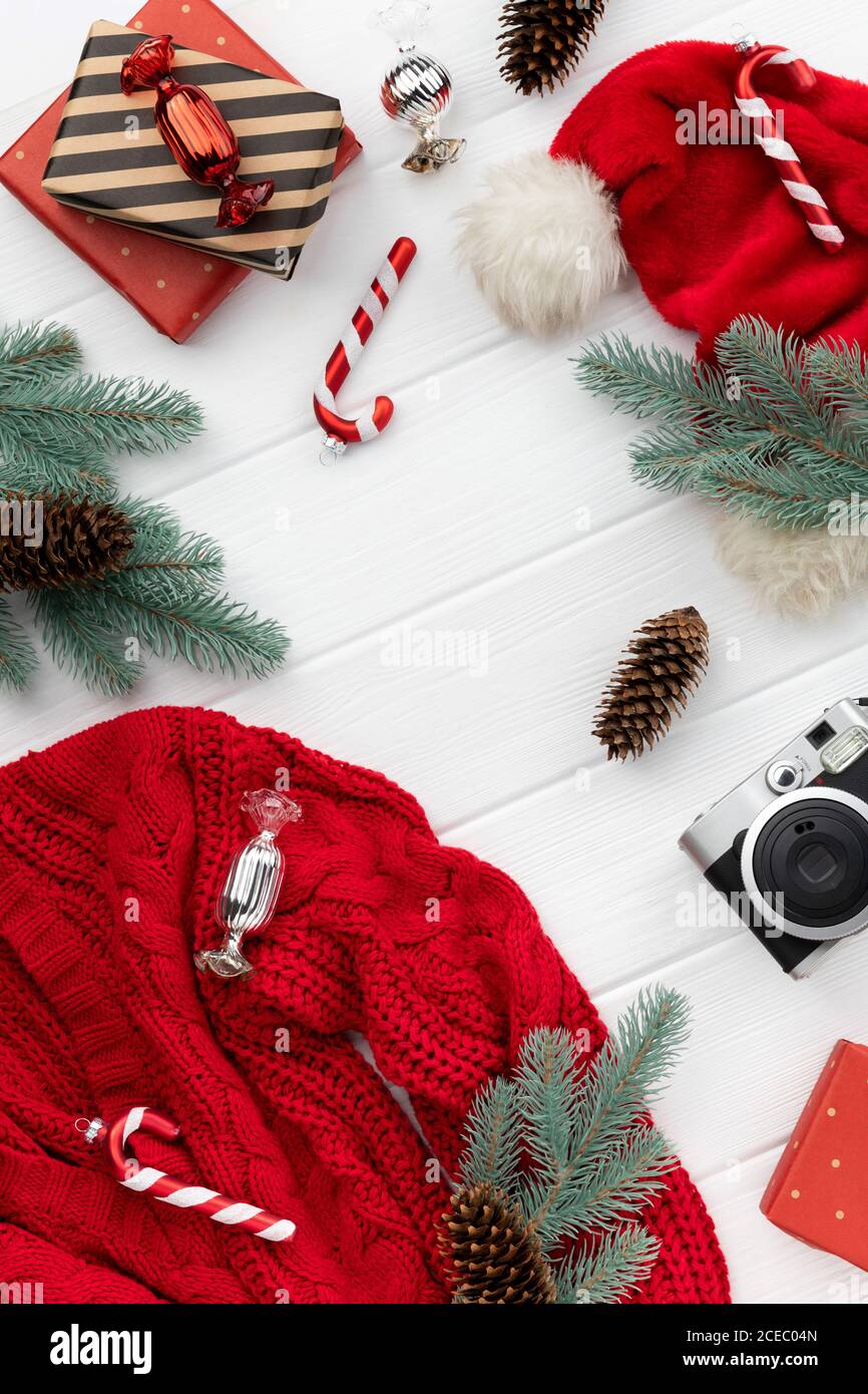 Weihnachts-Shopping-Verkauf Mockup mit Pullover, Geschenke und Ornamente Stockfoto