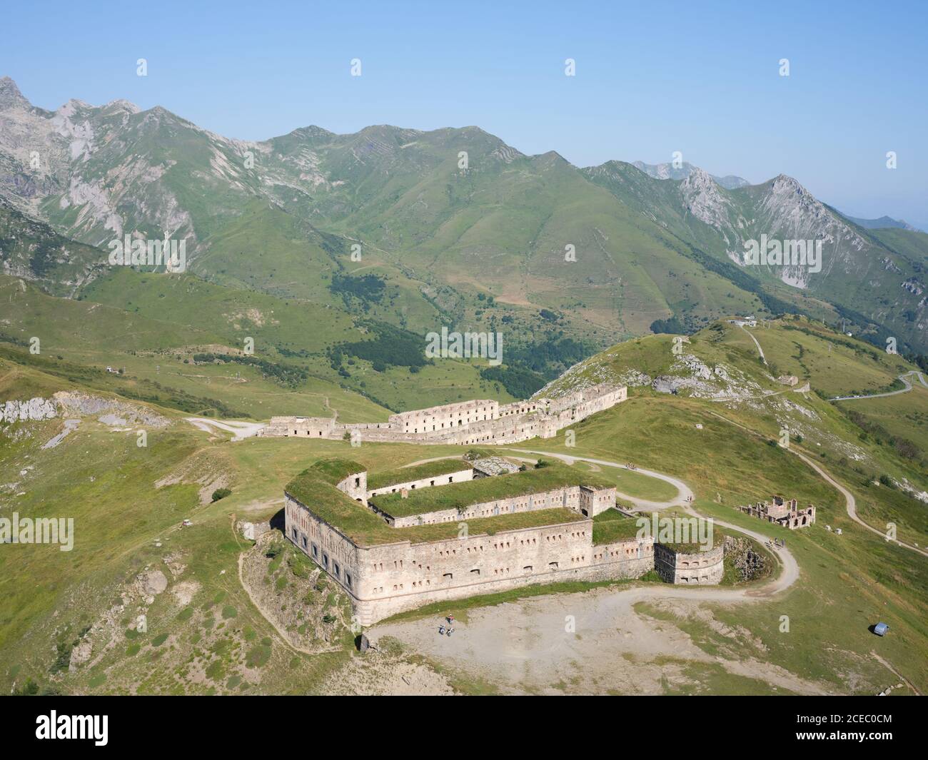 LUFTAUFNAHME. Fort Central, eine alte militärische Festung am Col de Tende. Tende, Alpes-Maritimes, Frankreich. Stockfoto