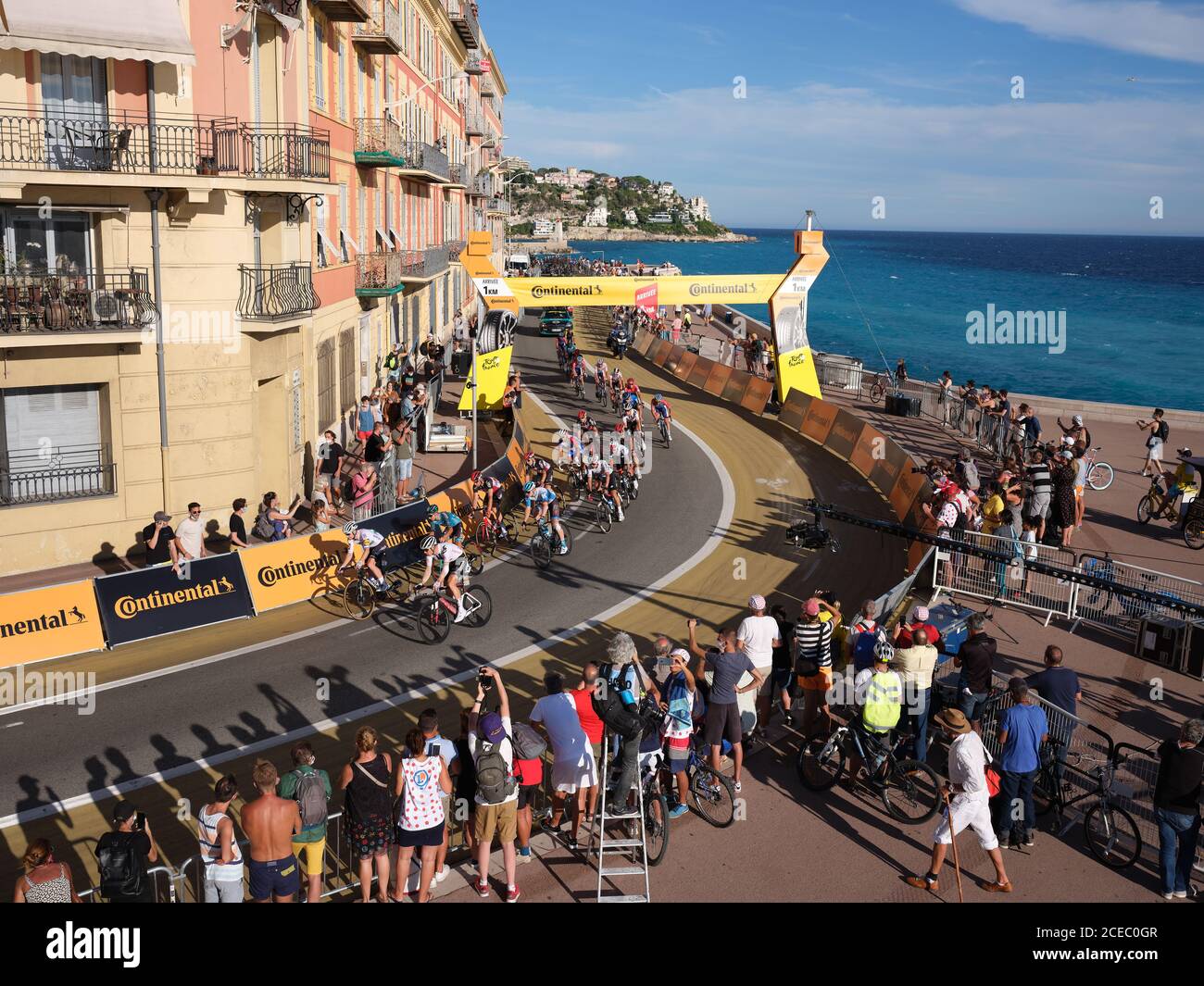 LUFTAUFNAHME von einem 6-Meter-Mast. Zuschauer beobachten die Tour de France 2020, Etappe 2, an der 1km-Marke vor dem Ziel. Nizza, Französische Riviera. Stockfoto