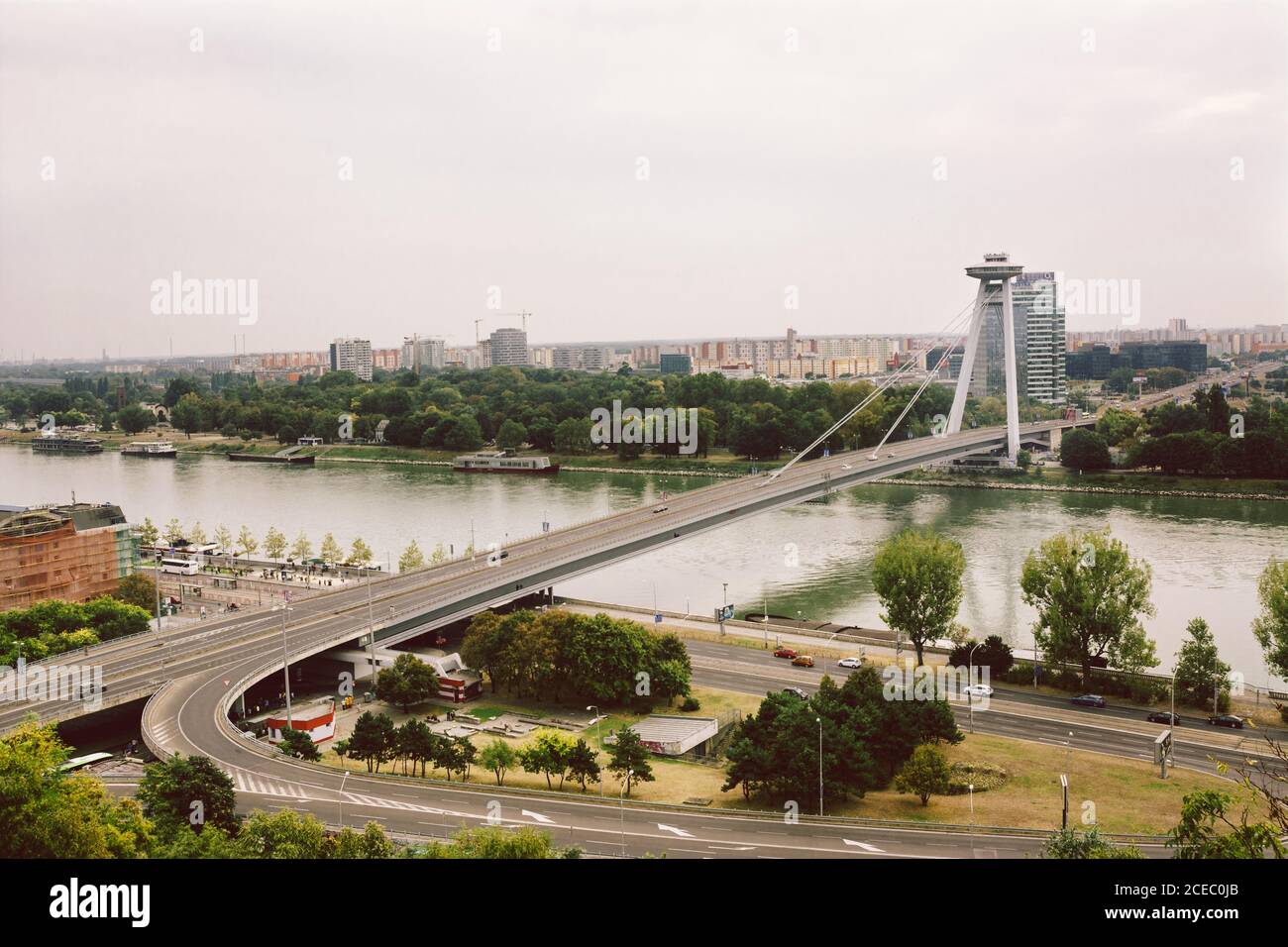 BRATISLAVA, Slowakei: Oktober 02, 2016: Die SNP, neuen Brücke über die Donau, Blick auf die Stadt von der Burg Bratislava, Slowakei Stockfoto