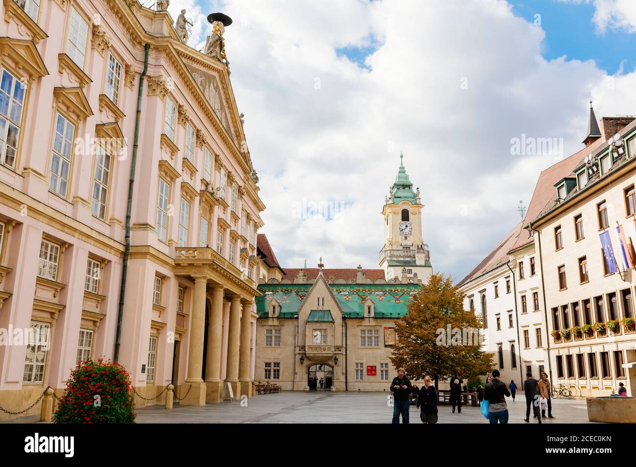 BRATISLAVA, SLOWAKEI: 30. SEPTEMBER 2016: Der Primatenpalast auf dem Primatenplatz wurde von 1778 bis 1781 für Erzbischof Jozsef Ba erbaut Stockfoto