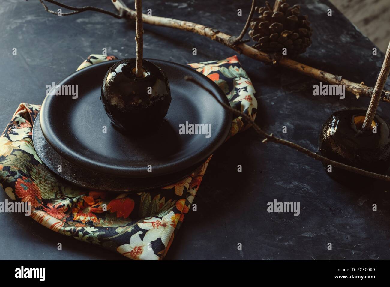 Schwarze Karamelläpfel, bereit zum Essen beim Herbstsnack an Halloween Stockfoto