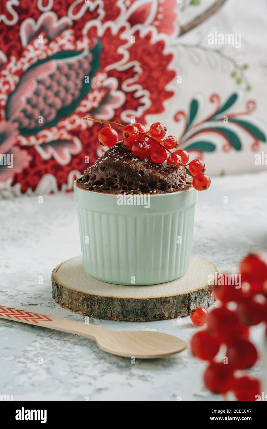 Tasse Kuchen, Mikrowelle, fertig in 2 Minuten. Leckere Schokolade Mini- Kuchen mit Johannisbeeren in kleiner blauer Schüssel Stockfotografie - Alamy