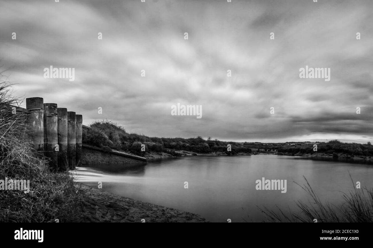 Monochrome Ansicht des Sees unter Brücke in der Natur Stockfoto