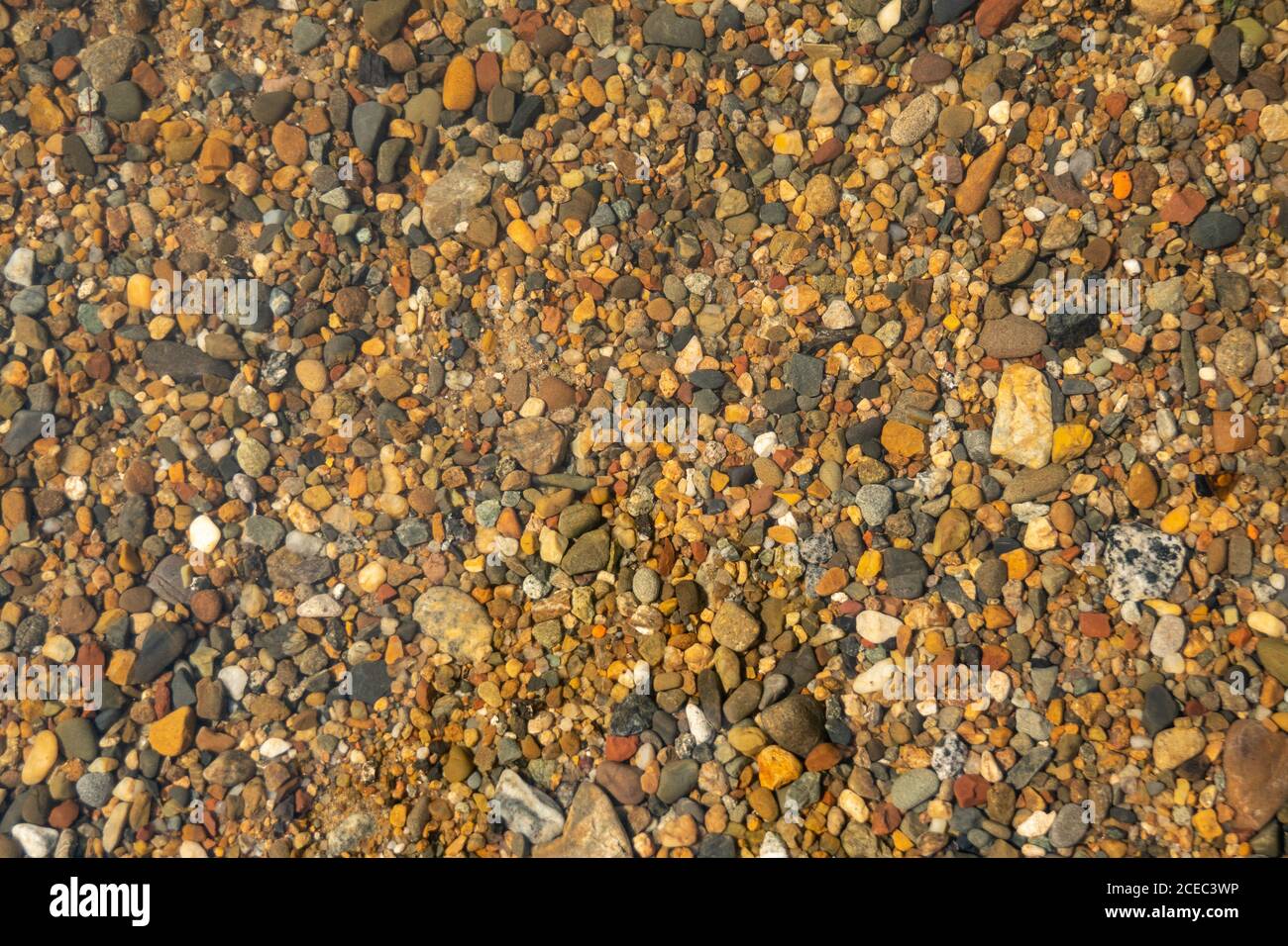 Natürliche Textur Hintergrund Fluss Steine unter Wasser im Freien Stockfoto