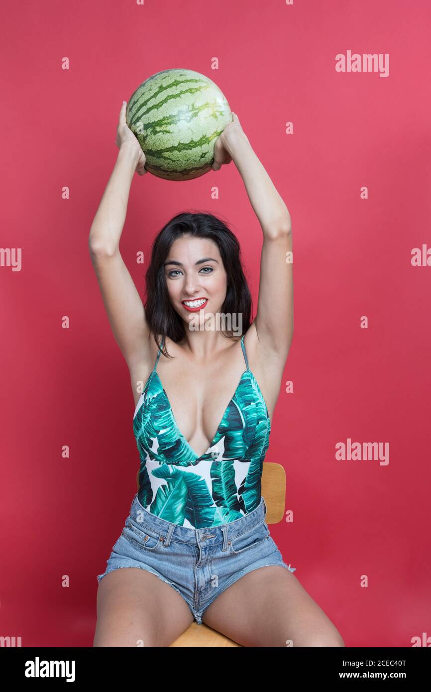 Junge Frau mit Wassermelone Stockfoto