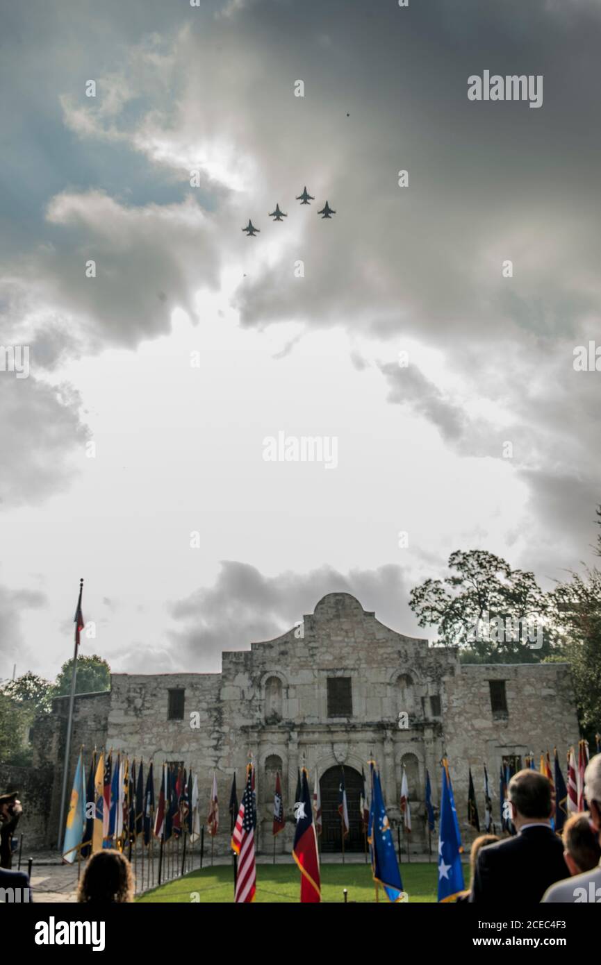 Texas Air National Guard Airmen am 149th Fighter Wing fliegen die "Gunfighters" am 28. August 2020 über die Alamo in San Antonio, Texas. Die Überführung erfolgte zu Ehren des Ruhestands von General Joseph L. Lengyel, dem 28. Chef des Büros der Nationalgarde. Bevor General Lengyel das Kommando übernahm, diente er als Vizekommandant für den 149. Kampfflügel. (USA Army National Guard Foto von Andrew Ryan Smith) Stockfoto