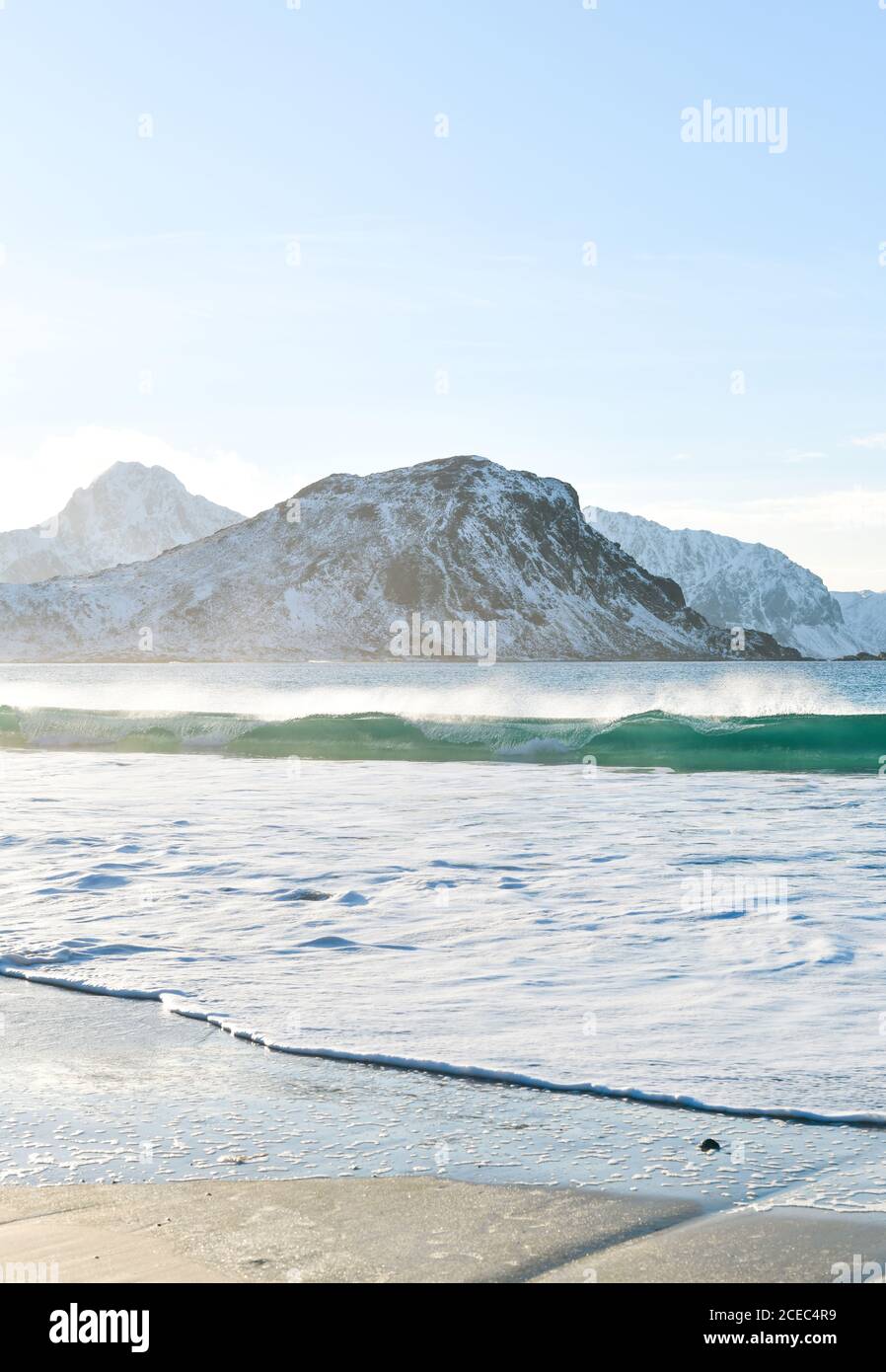 Rissige Eisschicht auf Wasser mit Bergen Stockfoto