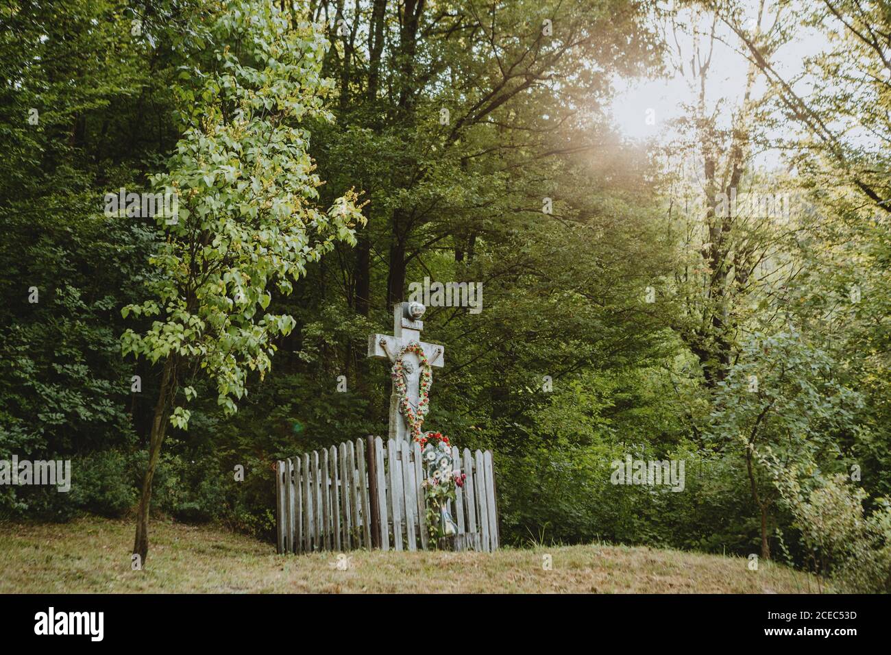 Christliches Steinkreuz mit Jesus als Ort der Anbetung Für Dorfbewohner aus dem nahe gelegenen rumänischen Dorf auf dem stehen Waldrand Stockfoto