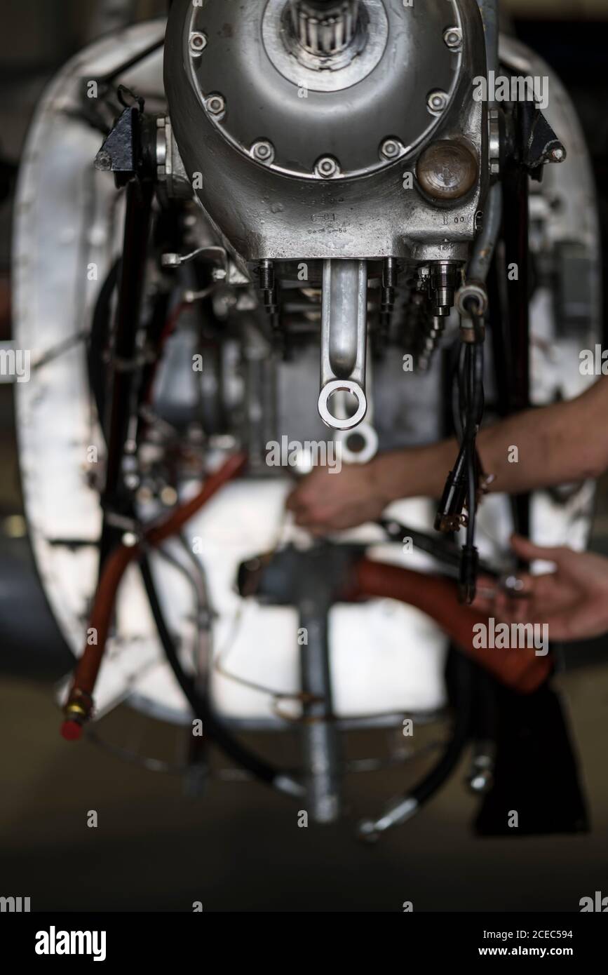 Crop Hände von Flugzeug Mechaniker Befestigung Motor des kleinen Flugzeugs In Hangar Stockfoto