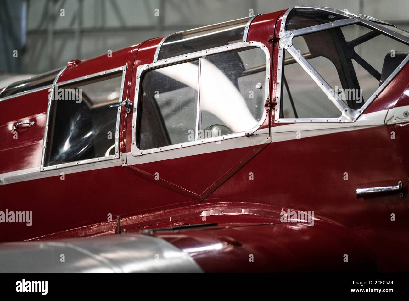 Rote Karkasse von kleinen Vintage-Flugzeug im Hangar stehen Stockfoto