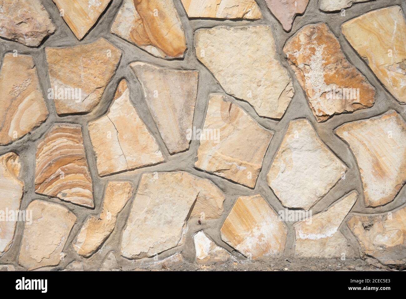 Natürliche Textur Hintergrund Stein Wand sonniges Wetter im Freien Stockfoto