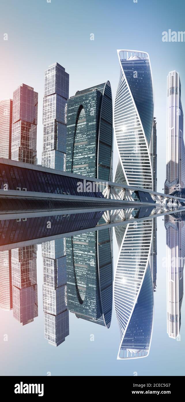 Moderne futuristische Wolkenkratzer aus Stahl und Glas mit Spiegelung Stockfoto