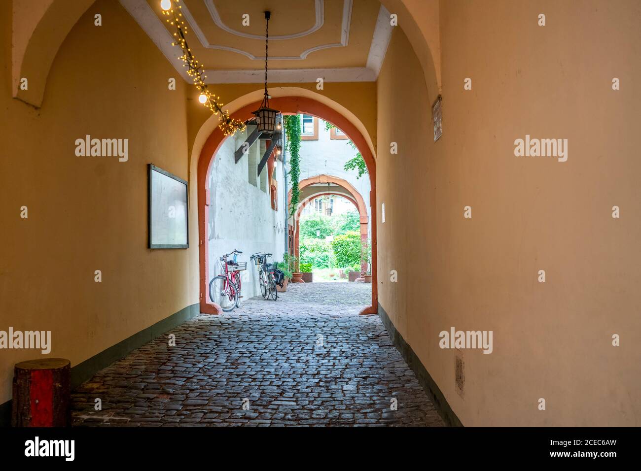 Stadtansicht von Heidelberg zeigt eine Passage in Deutschland bei Sommerzeit Stockfoto