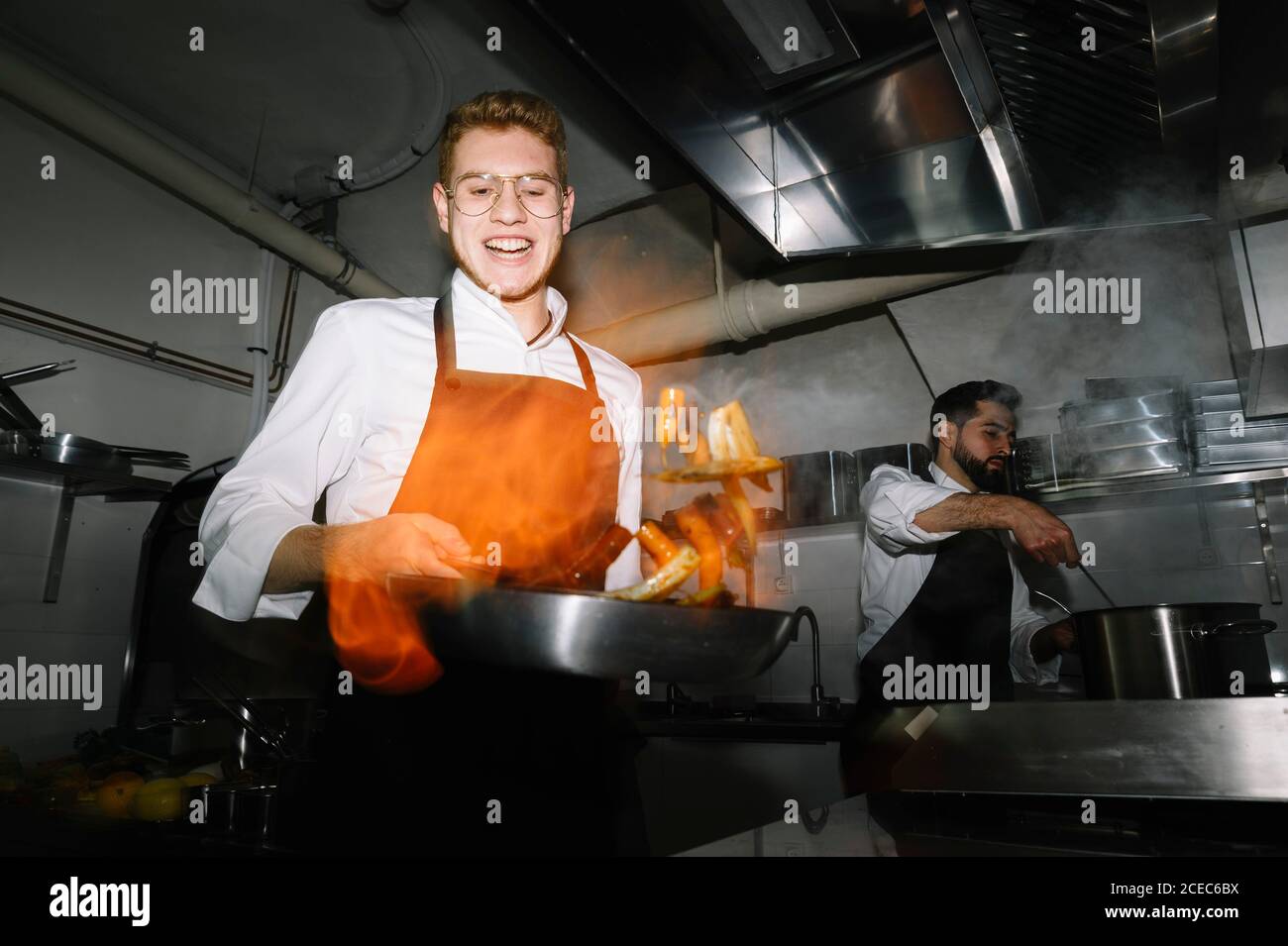 Der Koch, der eine Flambe macht Stockfoto