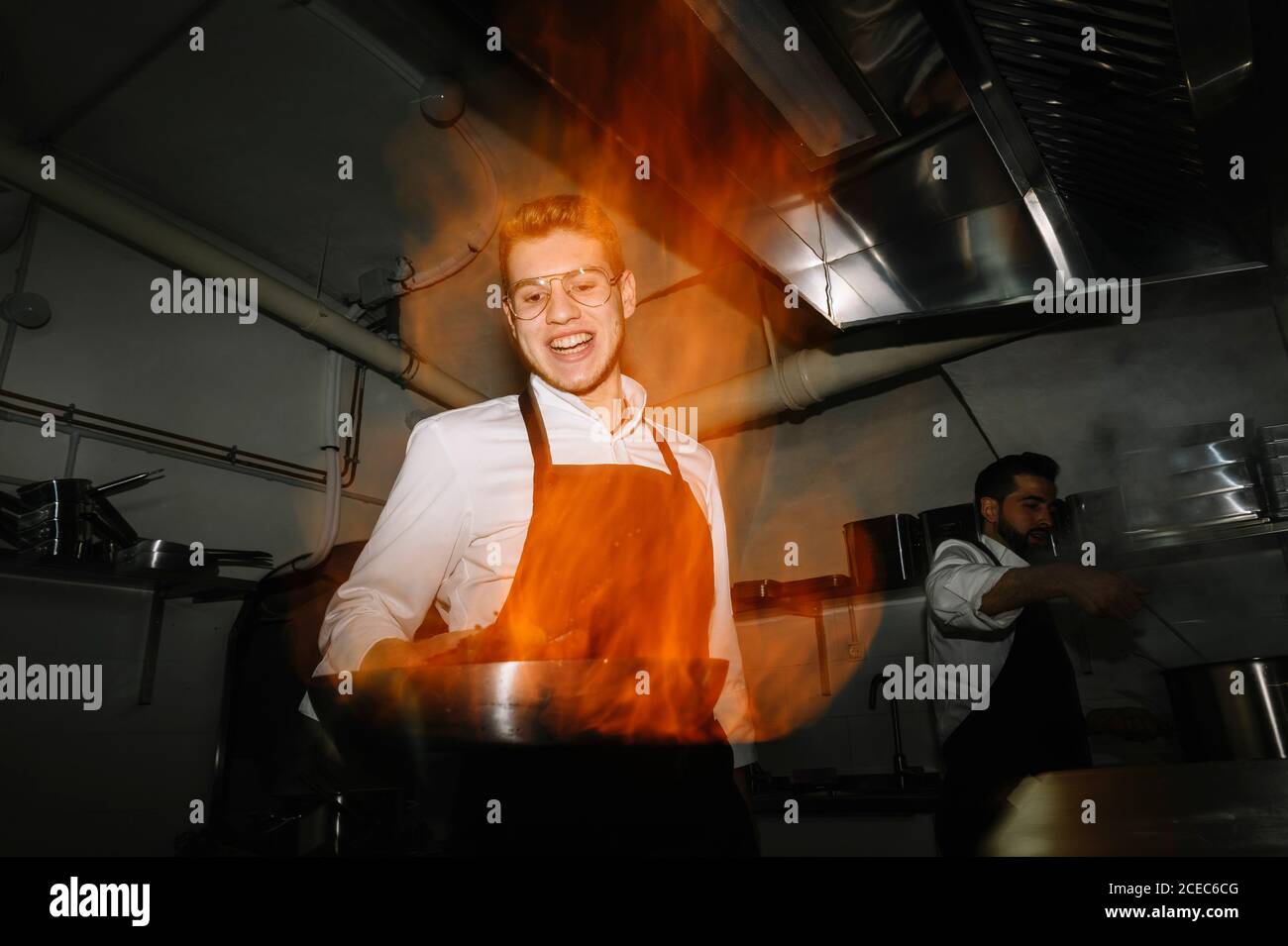 Der Koch, der eine Flambe macht Stockfoto
