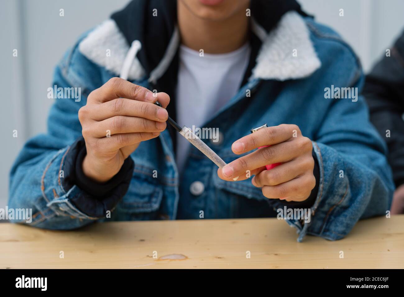 Junge Frau rollt Zigarette Stockfoto