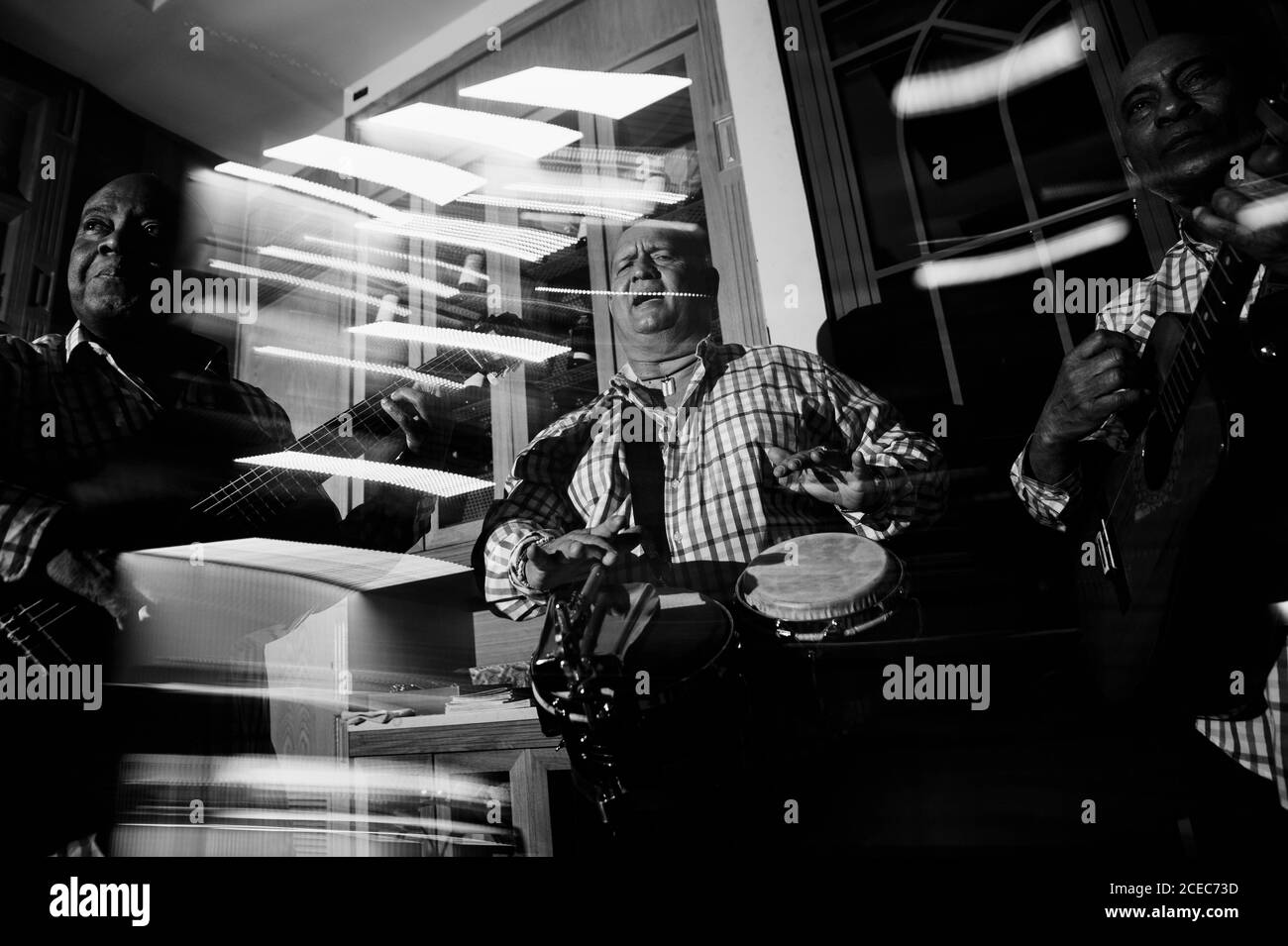 Kubanisches Musiktrio im Nachtclub Stockfoto