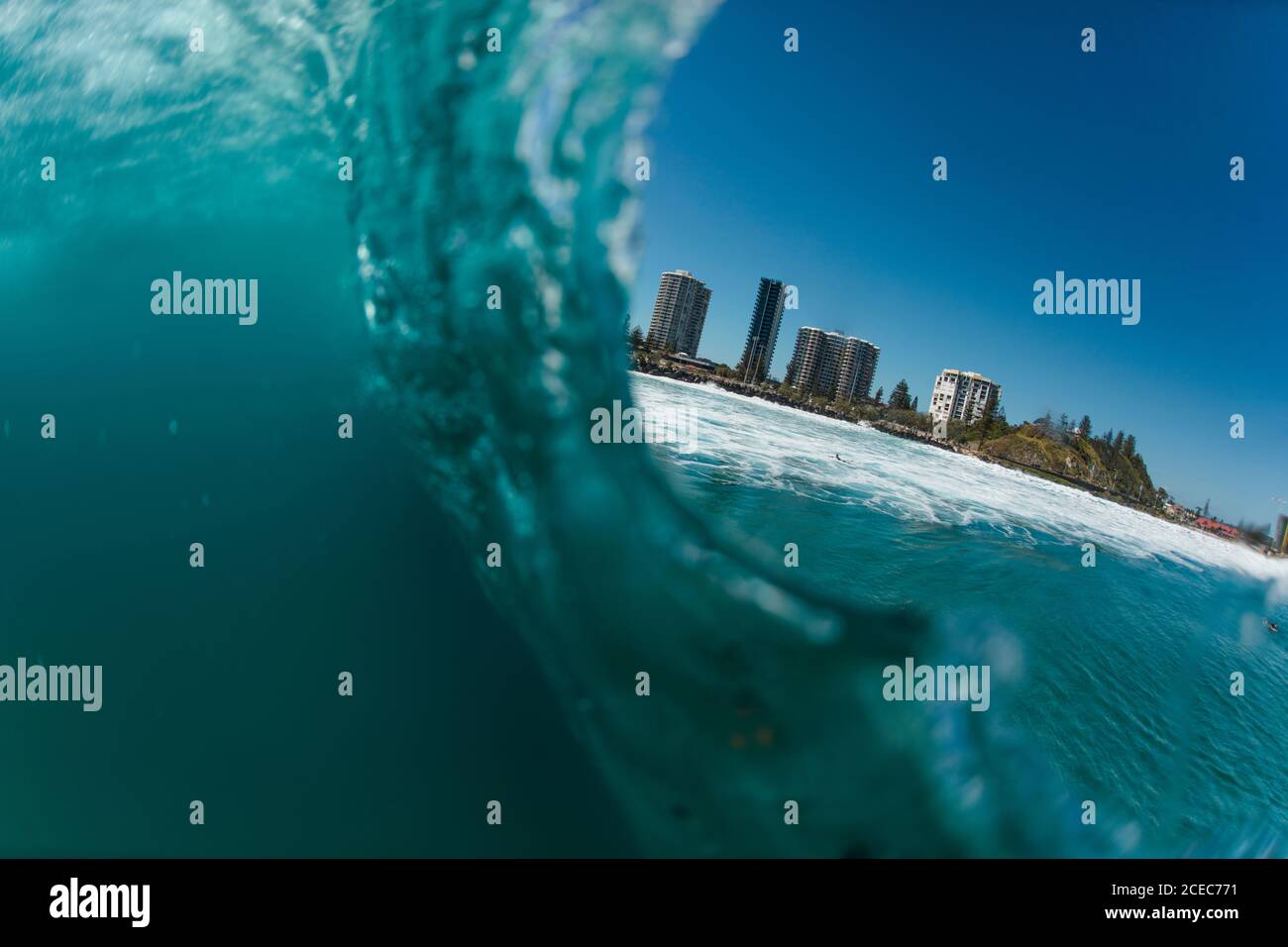 Blick auf die moderne Stadt Gebäude und Türkis Ocean Wave in wolkenlosen Tag Stockfoto