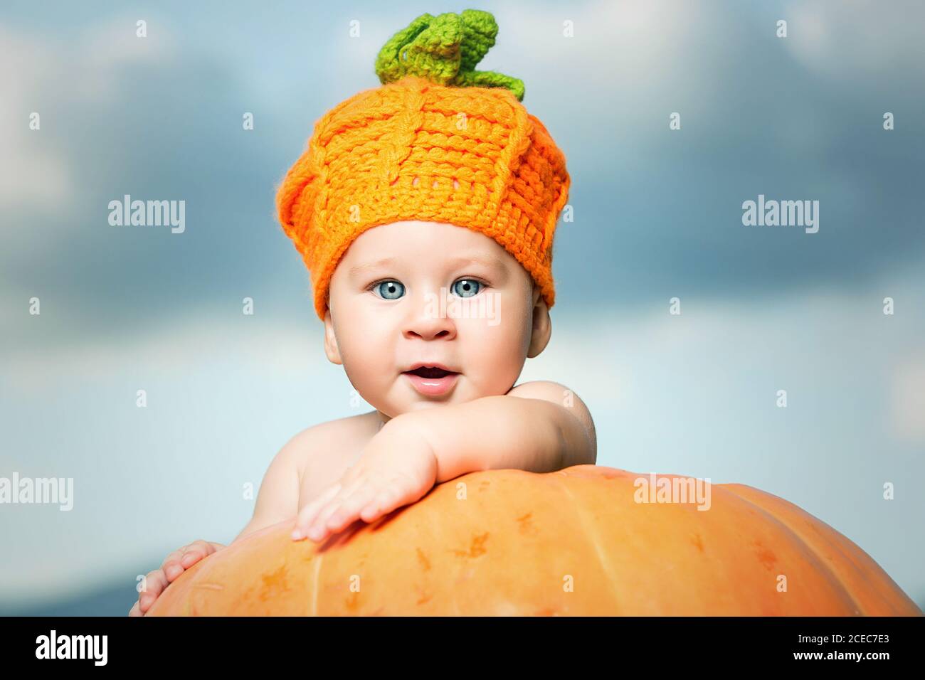 Liebenswert kleines Kind steht in großen Kürbis mit der Leiter. Stockfoto