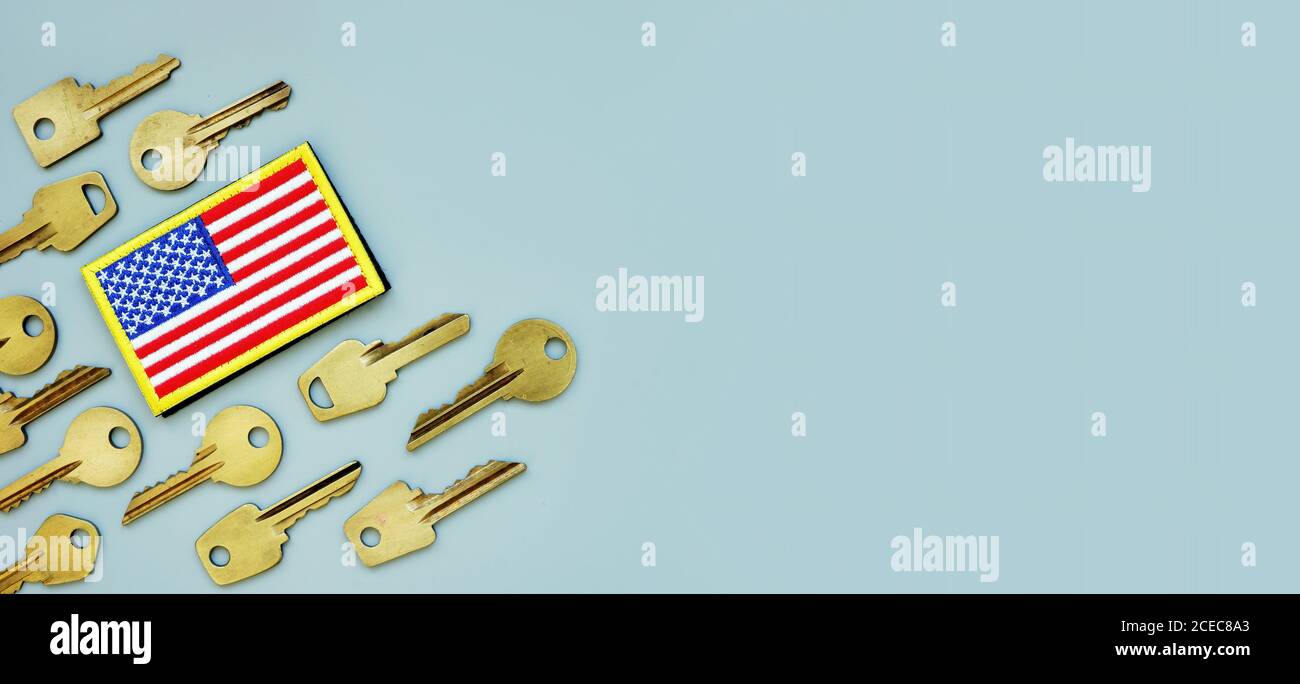Amerikanische Flagge und Schlüssel auf grauem Hintergrund. VA Hypothek oder Department of Veterans Affairs Home Loan. Stockfoto