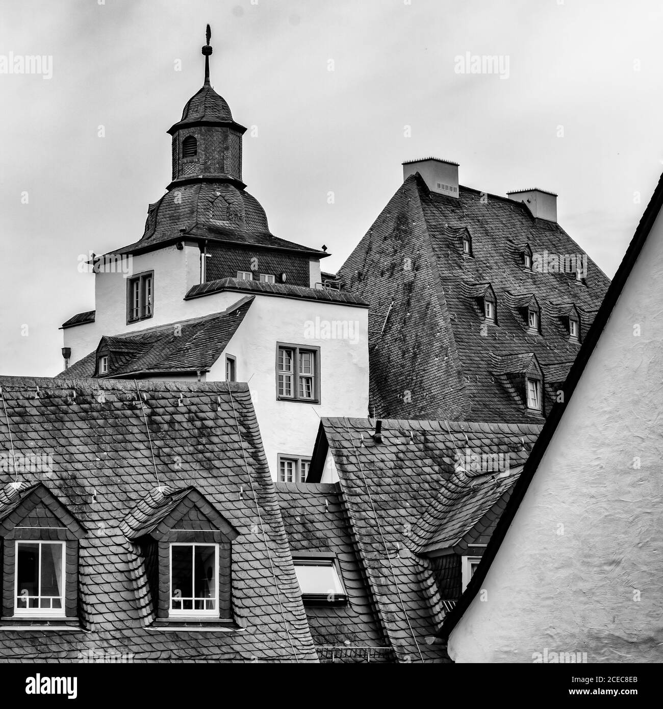 Blick auf die gepflegten Altstadtgebäude und Dächer Im Stadtzentrum von Limburg Stockfoto
